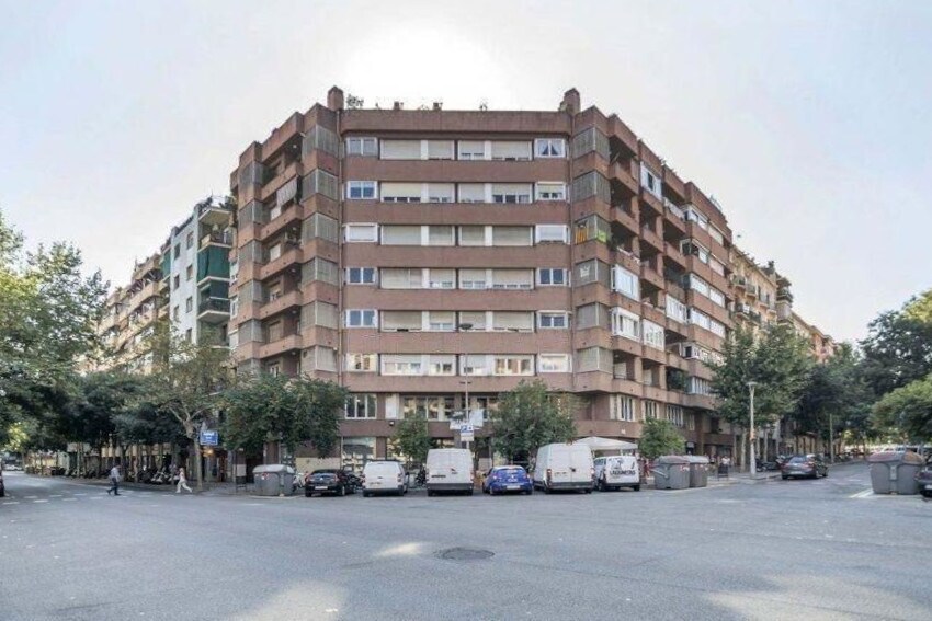 Immeuble residentiel dans Barcelone, Barcelona à vendre - Photo de l’immeuble – Image 2 sur 2