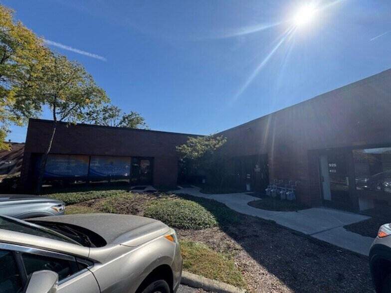 925 N Plum Grove Rd, Schaumburg, IL à louer - Photo de l’immeuble – Image 2 sur 6