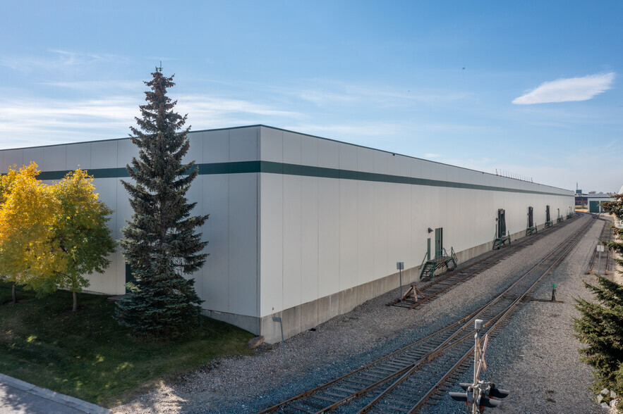 4660-4770 68 Ave SE, Calgary, AB à louer - Photo de l’immeuble – Image 3 sur 7