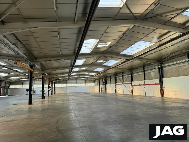 Local d’activités dans Chaponost à louer - Photo de l’immeuble – Image 2 sur 14