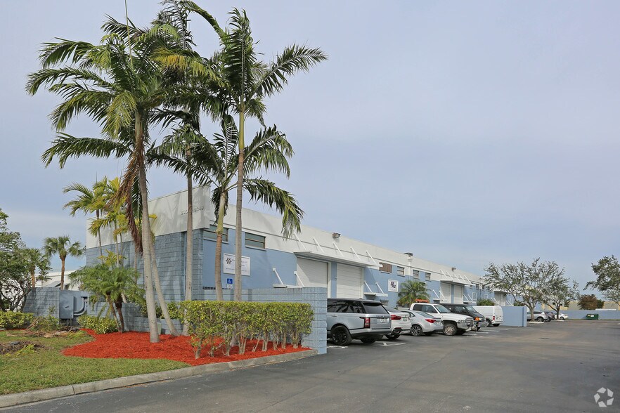 8335 NW 64th St, Medley, FL à vendre - Photo principale – Image 1 sur 21