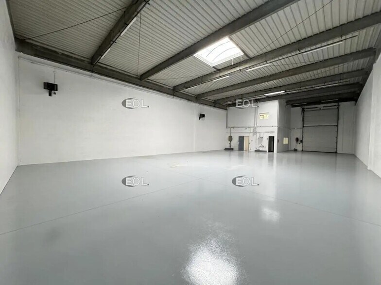 Local d’activités dans Coignières à louer - Photo de l’immeuble – Image 3 sur 11