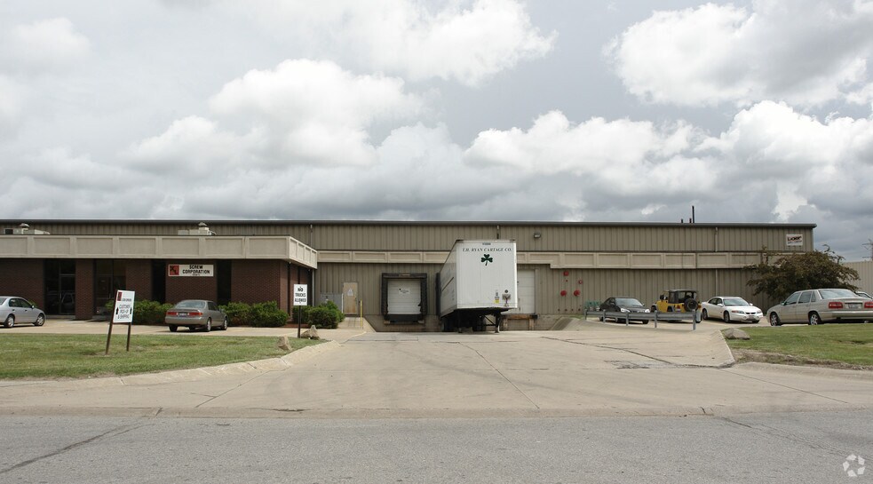 990-998 Valley Belt Rd, Brooklyn Heights, OH à louer - Photo de l’immeuble – Image 2 sur 4