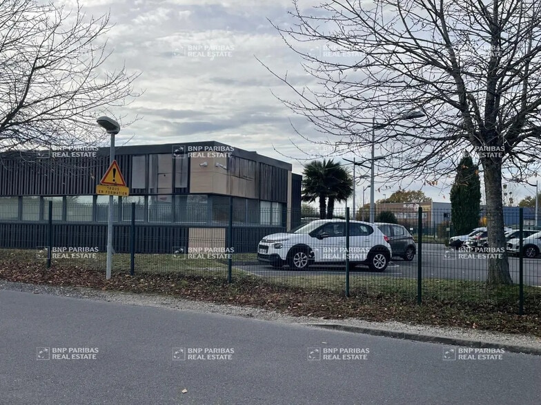 Local d’activités dans Ingré à louer - Photo de l’immeuble – Image 3 sur 9