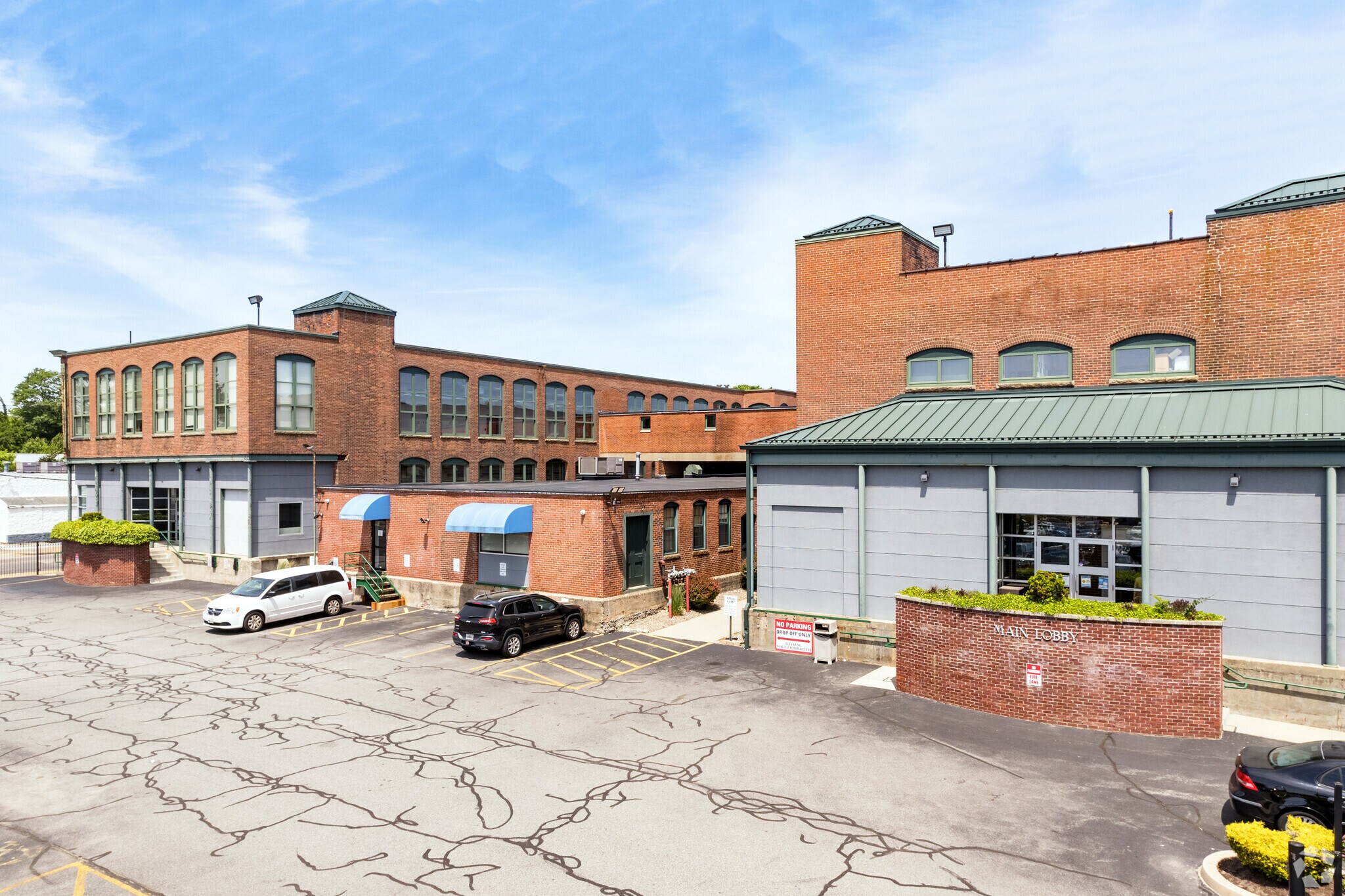 134 Thurbers Ave, Providence, RI à louer Photo principale– Image 1 sur 34