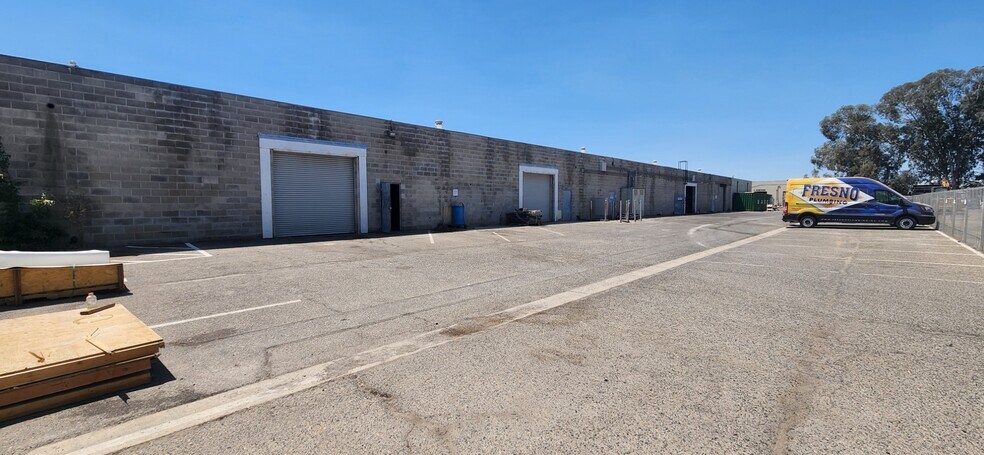 5645 E Clinton Ave, Fresno, CA à louer - Photo de l’immeuble – Image 2 sur 37