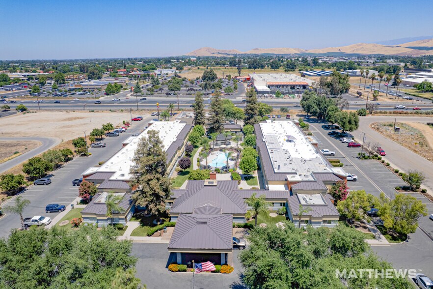 350 W Montgomery Ave, Porterville, CA à vendre - Photo de l’immeuble – Image 2 sur 4