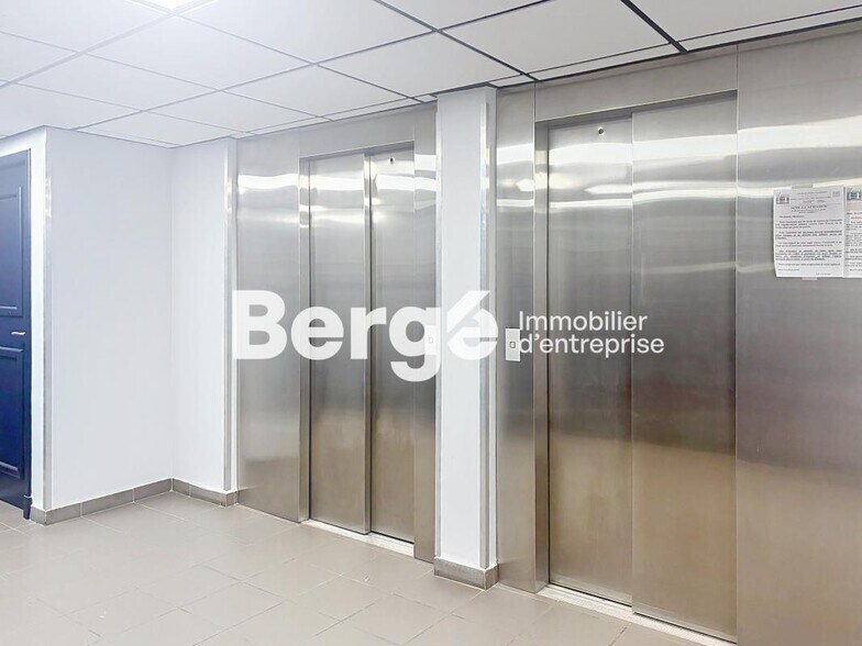Bureau dans Villeneuve-Loubet à louer - Hall d’entrée – Image 3 sur 8