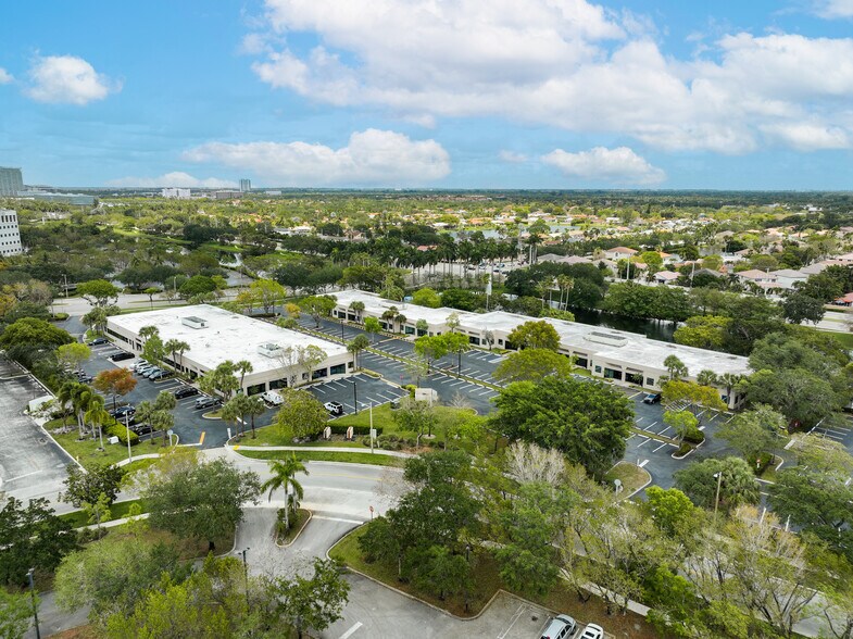 13630 NW 8th St, Sunrise, FL à louer - Photo de l’immeuble – Image 3 sur 15