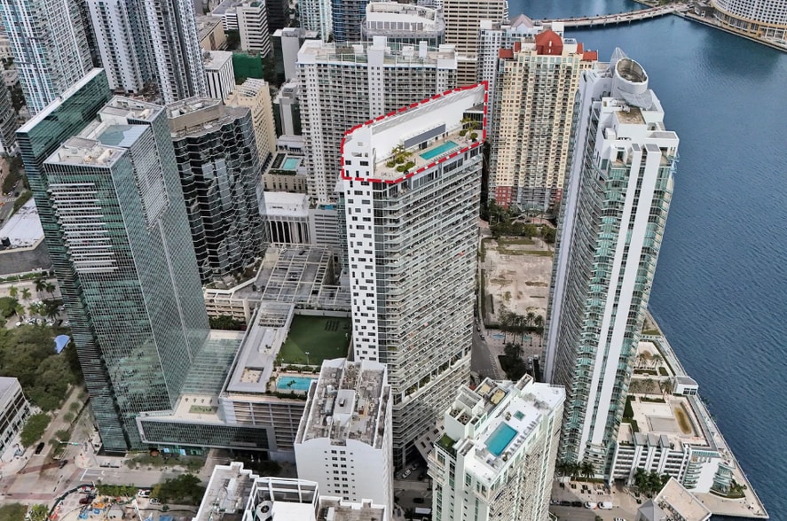 1300 Brickell Bay Dr, Miami, FL à vendre - Photo de l’immeuble – Image 1 sur 8