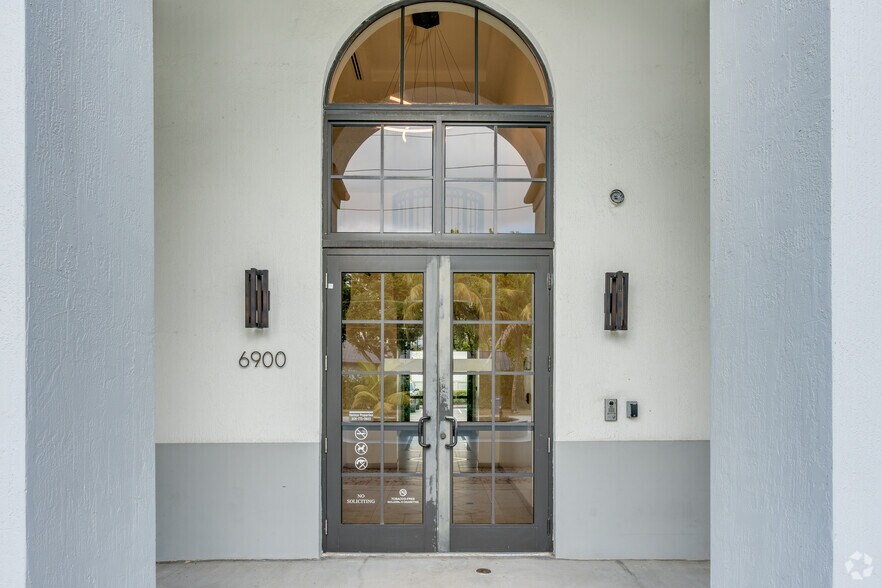 6900 SW 80th St, Miami, FL à louer - Photo de l’immeuble – Image 3 sur 6