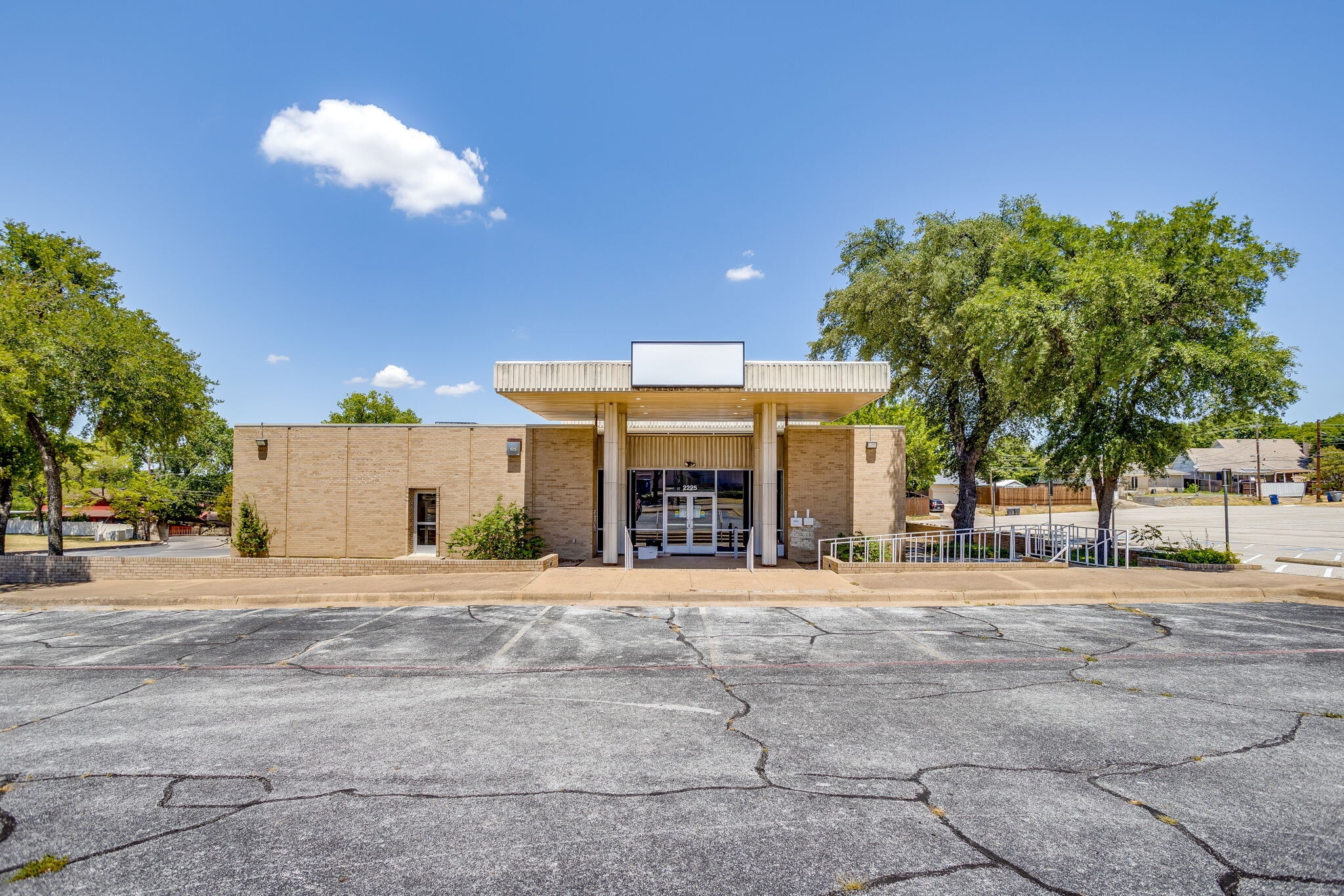 2225 Vatican Ln, Dallas, TX à vendre Photo intérieure– Image 1 sur 11