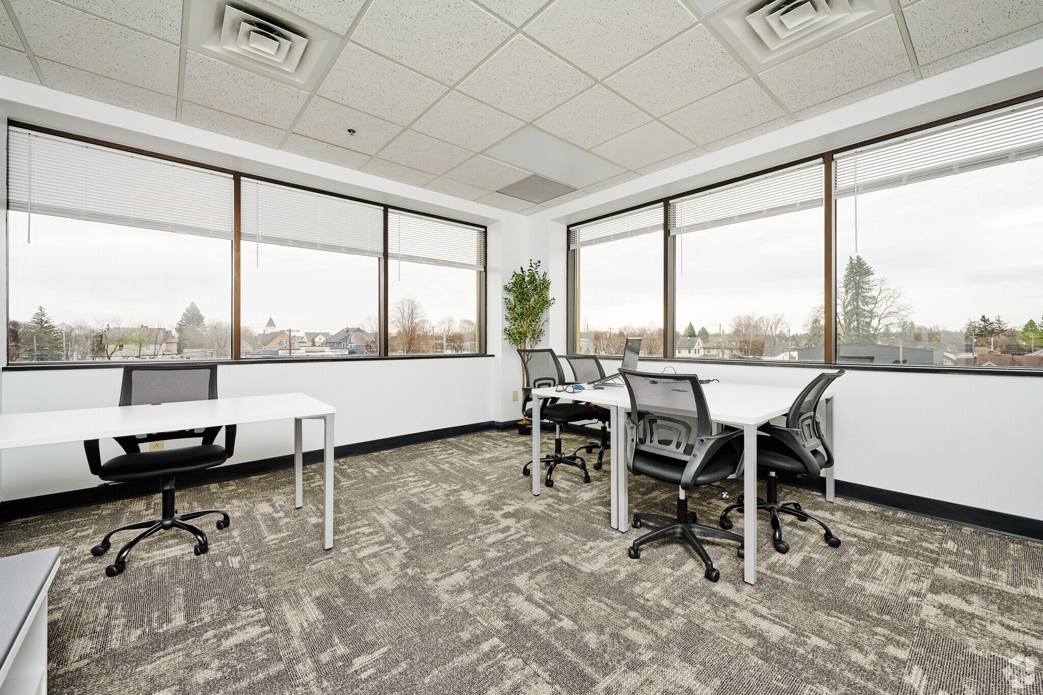 349 W Commercial St, East Rochester, NY à louer Photo de l’immeuble– Image 1 sur 17