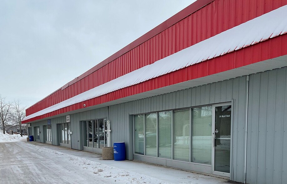 174 Wyatt Rd, Winnipeg, MB à louer - Photo principale – Image 1 sur 5