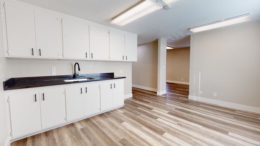 1300 West St, Redding, CA à louer - Photo intérieure – Image 2 sur 28