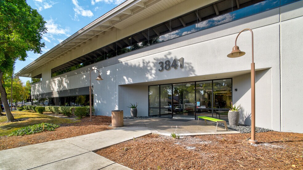 3841 N Freeway Blvd, Sacramento, CA à louer - Photo de l’immeuble – Image 3 sur 6