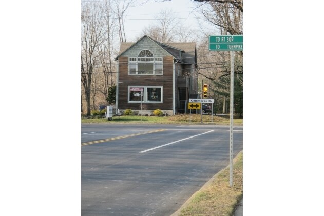 390 Commerce Dr, Fort Washington, PA à louer - Photo de l’immeuble – Image 3 sur 5