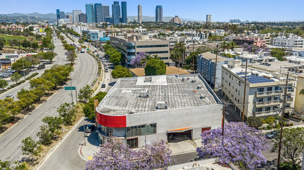 10830 Santa Monica Blvd, Los Angeles, CA à vendre - Photo de l’immeuble – Image 3 sur 7