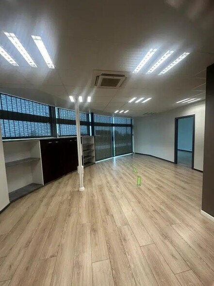 Bureau dans Behren-lès-Forbach à louer - Photo intérieure – Image 2 sur 7