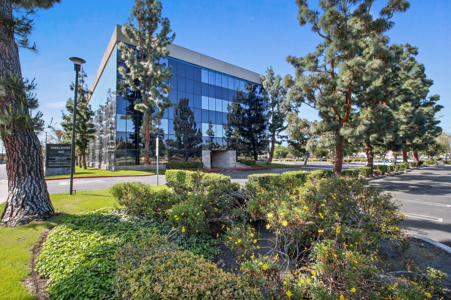400 N Tustin Ave, Santa Ana, CA à louer - Photo de l’immeuble – Image 3 sur 11