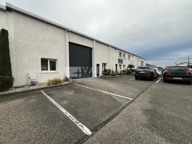 Local d’activités dans Décines-Charpieu à louer - Photo de l’immeuble – Image 1 sur 7