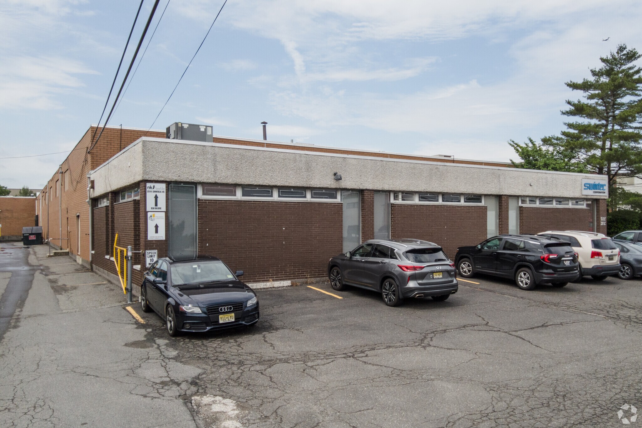 320 W Commercial Ave, Moonachie, NJ à louer Photo de l’immeuble– Image 1 sur 4