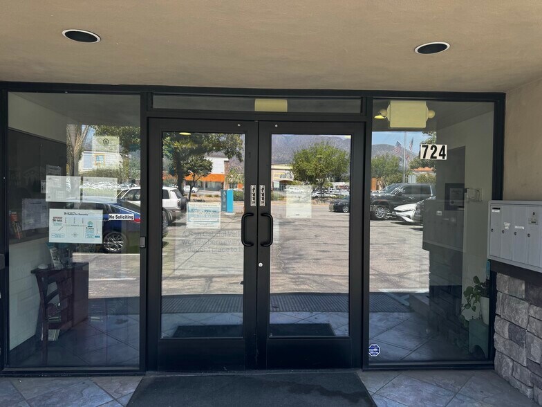 724 E Huntington Dr, Monrovia, CA à louer - Photo de l’immeuble – Image 2 sur 27