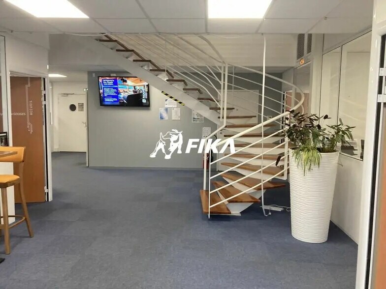 Local d'activités dans Villeneuve-lès-Bouloc à vendre - Photo de l’immeuble – Image 3 sur 7