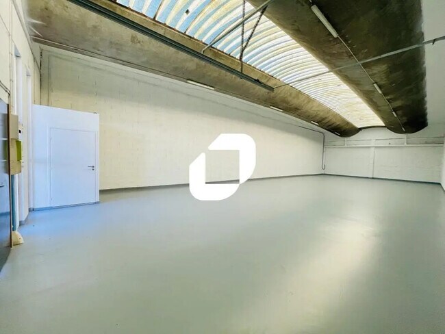 Plus de détails pour Local d'activités à louer