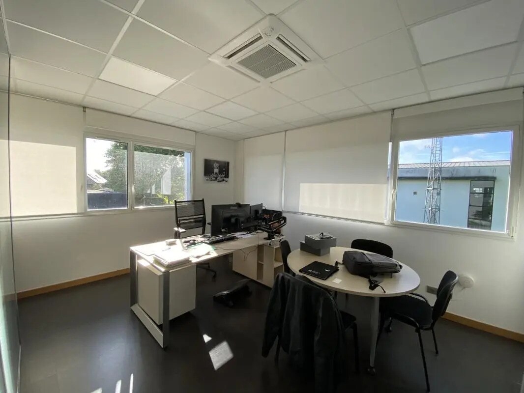 Bureau dans Saint-Grégoire à louer Photo intérieure– Image 1 sur 11