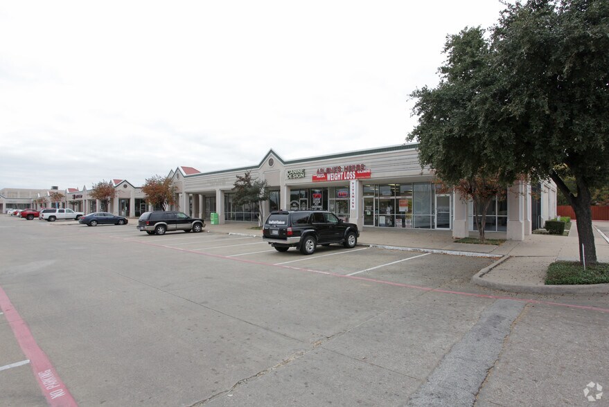 525-597 W Pioneer Pky, Grand Prairie, TX à louer - Photo de l’immeuble – Image 3 sur 17