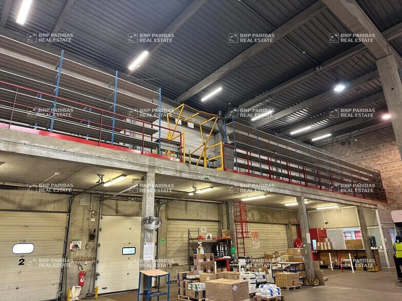 Local d’activités dans Maurepas à louer - Photo de l’immeuble – Image 3 sur 5