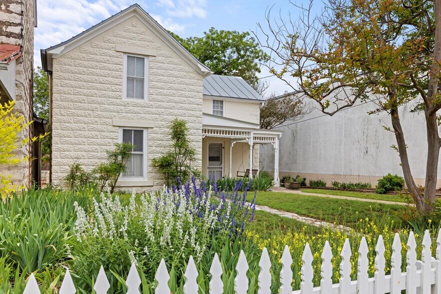 421 W Main St, Fredericksburg, TX à vendre - Photo de l’immeuble – Image 2 sur 16