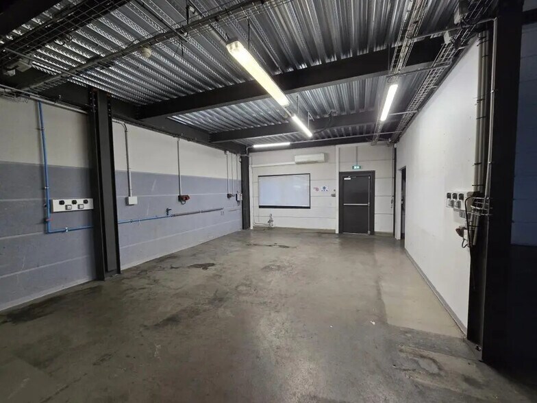 Local d’activités dans Nîmes à louer - Photo intérieure – Image 2 sur 23