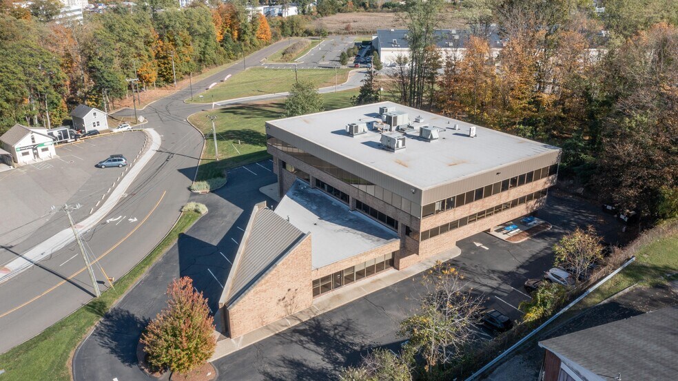 108 Mill Plain Rd, Danbury, CT à louer - Photo de l’immeuble – Image 2 sur 13