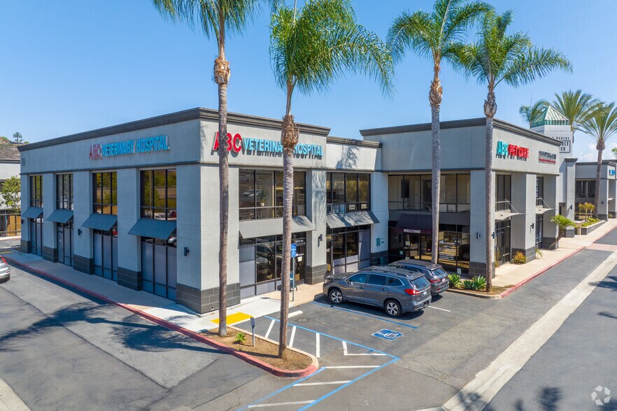 330 Rancheros Dr, San Marcos, CA à louer - Photo de l’immeuble – Image 2 sur 29