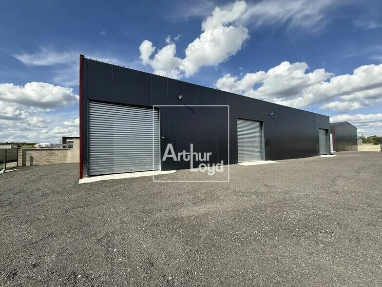 Local d’activités dans Saint-Germain-Laval à louer - Photo de l’immeuble – Image 3 sur 3