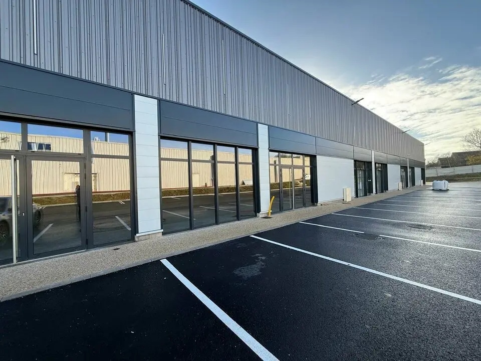 Local commercial dans Le Thillay à louer Photo de l’immeuble– Image 1 sur 7