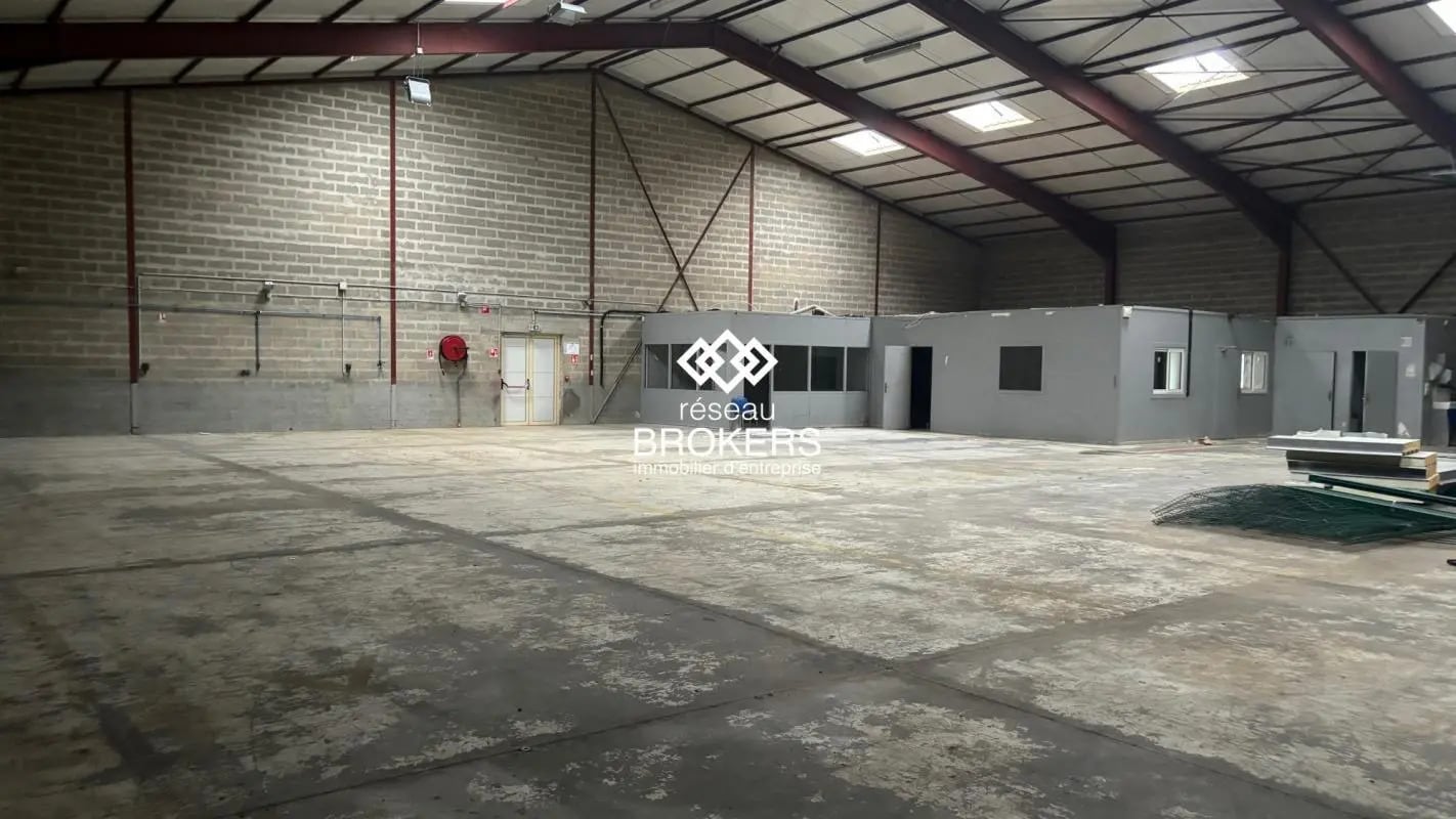 Local d’activités dans Coignières à louer Photo de l’immeuble– Image 1 sur 3