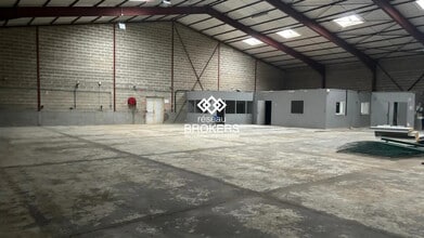 Local d’activités dans Coignières à louer Photo de l’immeuble– Image 1 sur 3