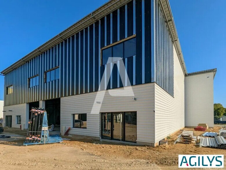 Local d'activités dans Ollainville à vendre - Photo de l’immeuble – Image 2 sur 7