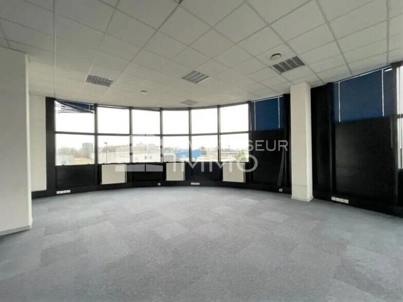 Bureau dans Champigny-sur-Marne à louer - Photo de l’immeuble – Image 2 sur 4