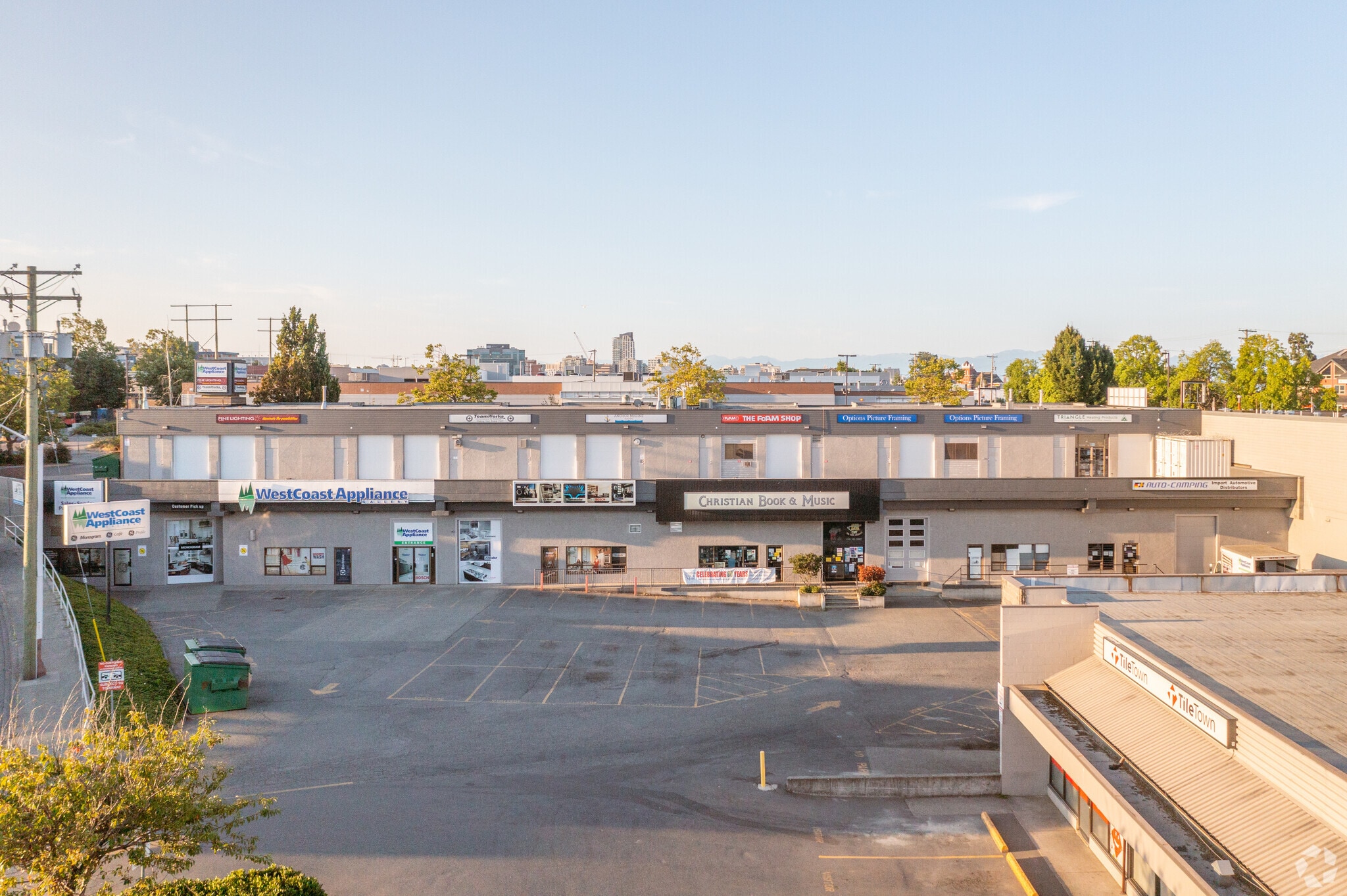 3090 Nanaimo St, Victoria, BC à louer Photo de l’immeuble– Image 1 sur 7