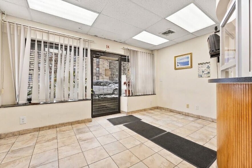 2345 65th St, Brooklyn, NY à vendre - Photo de l’immeuble – Image 2 sur 25