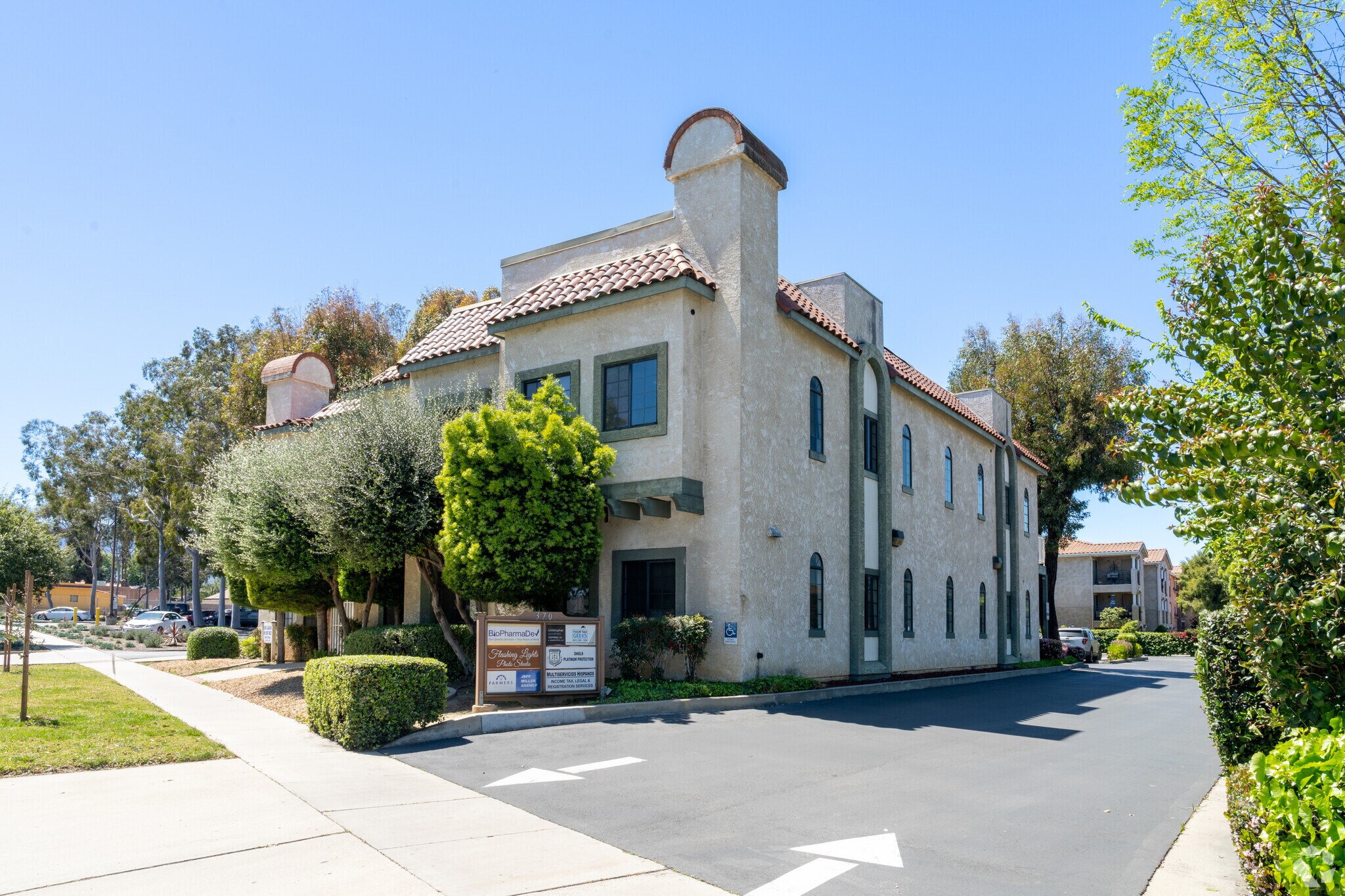 370 W Grand Blvd, Corona, CA à vendre Photo de l’immeuble– Image 1 sur 28