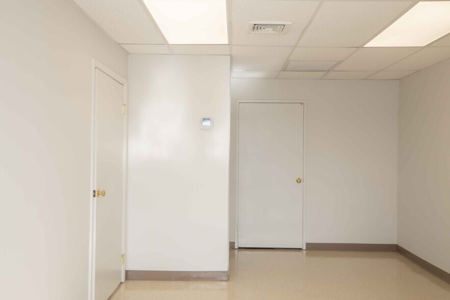 20 Cain Dr, Plainview, NY à louer - Photo de l’immeuble – Image 3 sur 8