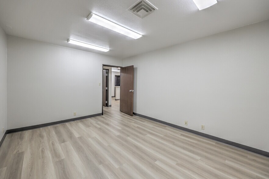 3320-3340 W Wynn Rd, Las Vegas, NV à louer - Photo de l’immeuble – Image 3 sur 37