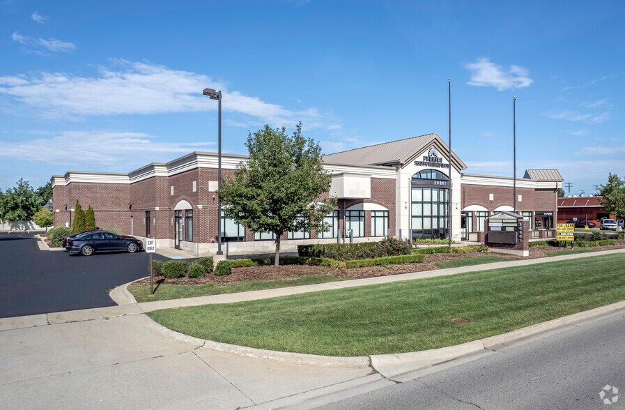 30801 Schoenherr Rd, Warren, MI à louer - Photo de l’immeuble – Image 1 sur 6