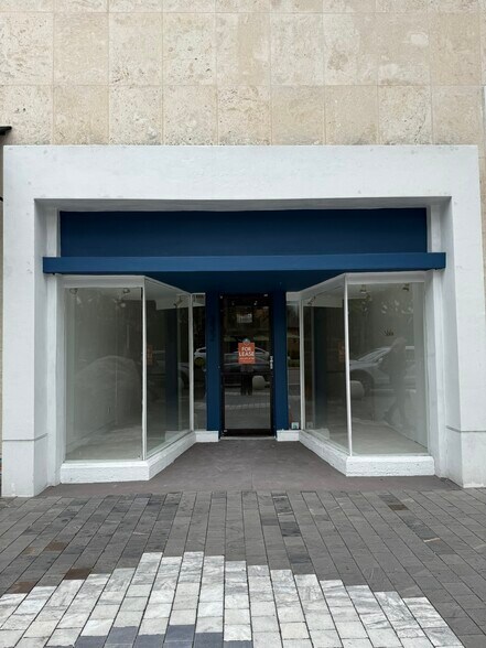 330-336 Miracle Mile, Miami, FL à louer - Photo de l’immeuble – Image 3 sur 8