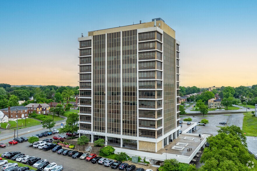7162 Reading Rd, Cincinnati, OH à louer - Photo de l’immeuble – Image 3 sur 20